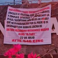 Colocan tres narcomantas con mensaje al comandante naval en Ensenada