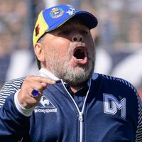 Diego Maradona va a la carga por un jugador de Boca