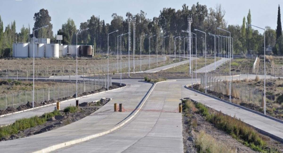 El predio cuenta con infraestructura completa: calles asfaltadas, electricidad, agua potable, cloacas y servicios de seguridad.