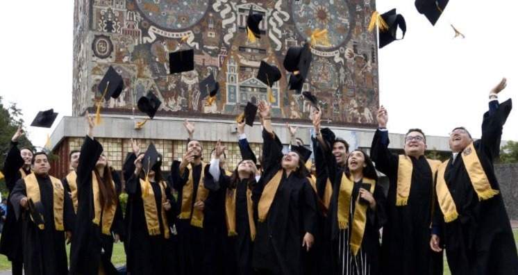 Alumnos de la UNAM festejan su titulación