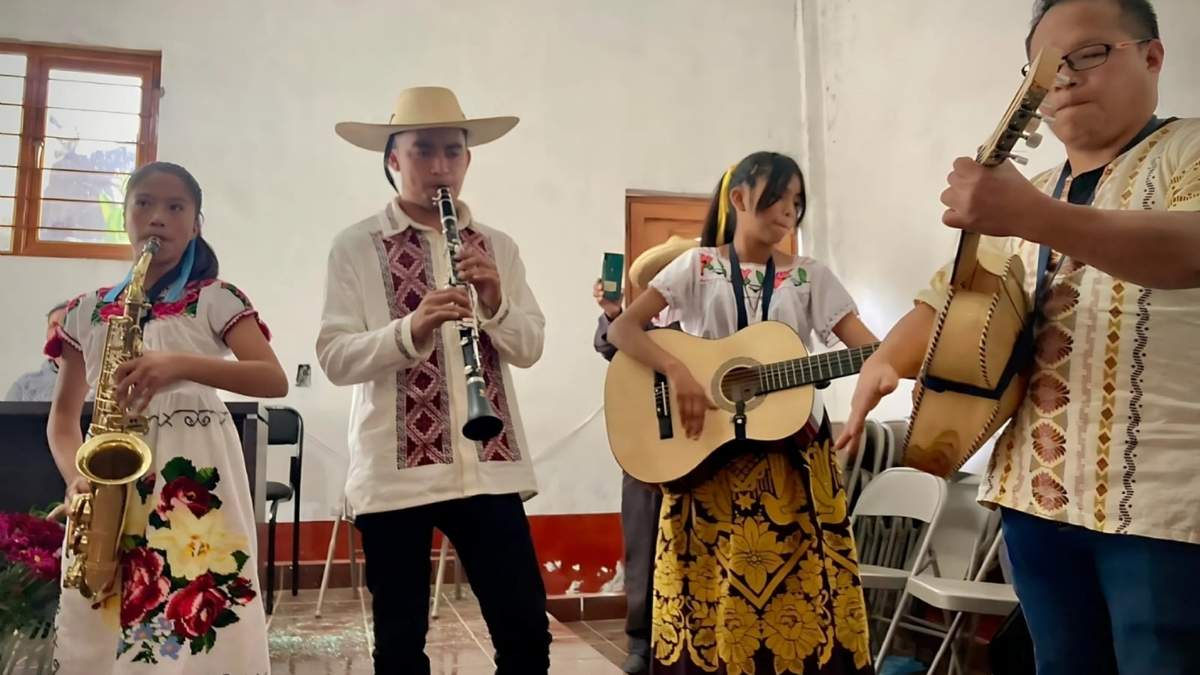 Orquesta Axuni; día de los Pueblos Indígenas