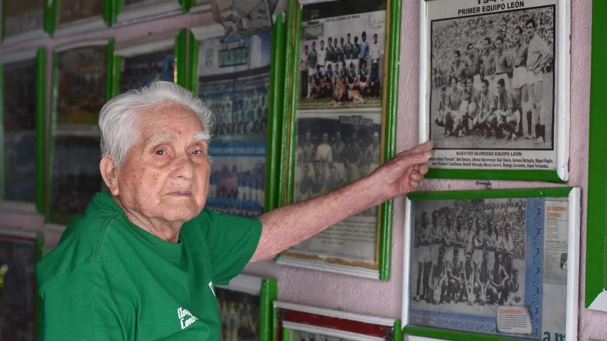 El señor Ángel Contreras, aficionado de 100 años al club León