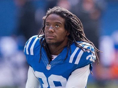 El exjugador de la NFL Sergio Brown es arrestado y acusado de asesinar a su madre
