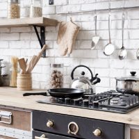 Con pocos ingredientes, el truco para eliminar la grasa pegada en los muebles de cocina y dejarlos relucientes