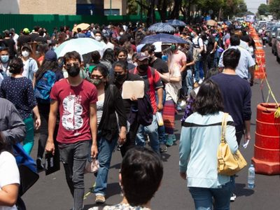 Jóvenes de 18 a 29 años abarrotan centros de vacunación