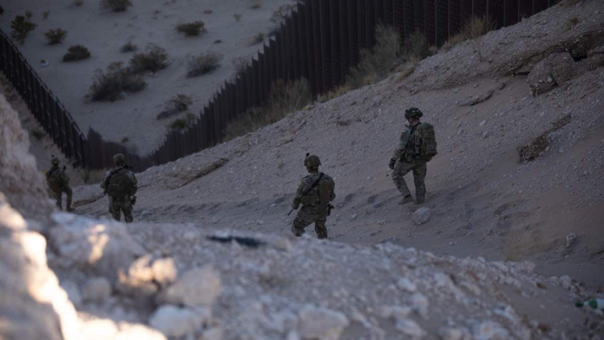Soldados de EU vigilan la frontera con México