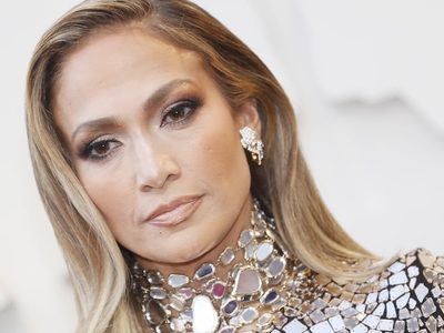 ¡Qué susto! Jennifer López se resbaló sobre el escenario y por poco se nos va ¡Se salvó de milagro!