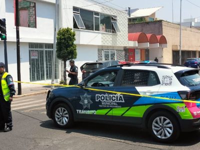 Hombre armado irrumpe en financiera, toma rehenes y dispara en Puebla