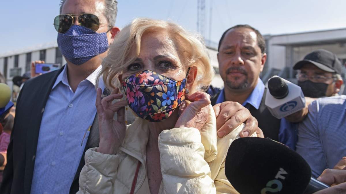 Alejandra Cuevas al salir de prisión