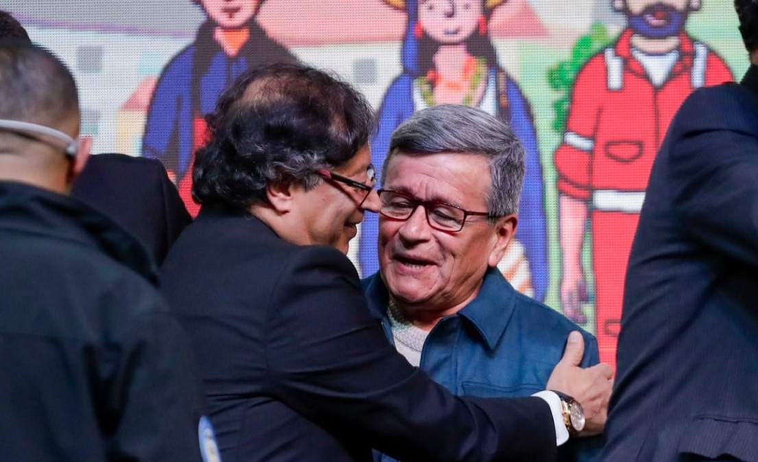 ARCHIVO - El presidente colombiano Gustavo Pedro abraza a Israel Ramírez, alias Pablo Beltrán, líder del Ejército de Liberación Nacional (ELN), durante una ceremonia para iniciar formalmente un alto el fuego de seis meses como parte de un proceso de paz en Bogotá, Colombia, el jueves 3 de agosto de 2023