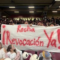 Aficionados piden renuncia del gobernador Rocha Moya en juego entre Charros y Tomateros en Sinaloa