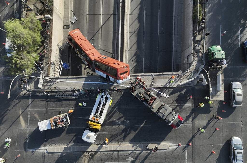 El autobús cuelga de un paso elevado tras chocar con un vehículo, en Santiago, Chile, el sábado 19 de abril de 2025