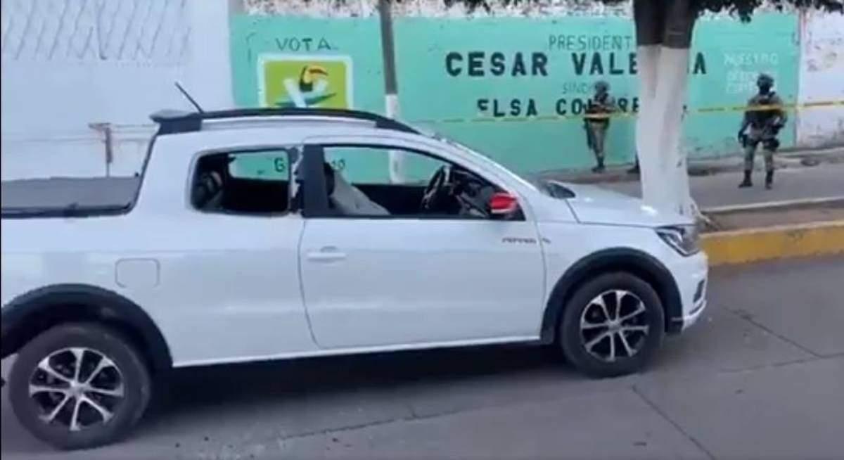 La camioneta en la que fue ultimado el alcalde de Aguililla