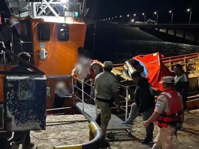 Video: se hundió un buque pesquero en Río Negro