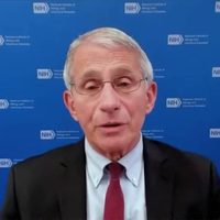 Es "inevitable" que estadunidenses reciban una tercera dosis de la vacuna anticovid: Fauci