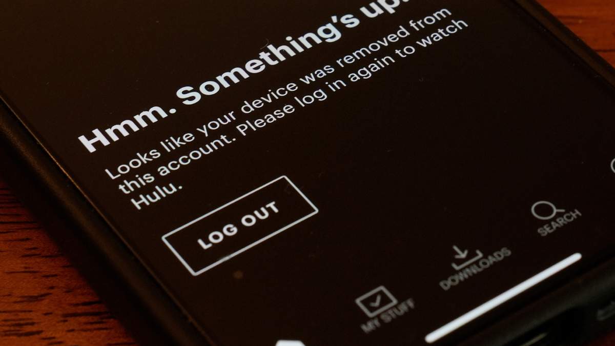 Una aplicación móvil de Hulu muestra que no está disponible durante la interrupción de Amazon Web Services, el lunes 20 de octubre de 2025, en Chicago