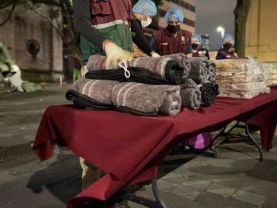 Por frío en la CDMX, Gobierno reparte cenas calientes y 200 mil cobijas