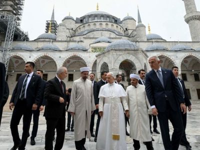 El papa León XIV visitó la Mezquita Azul en Estambul
