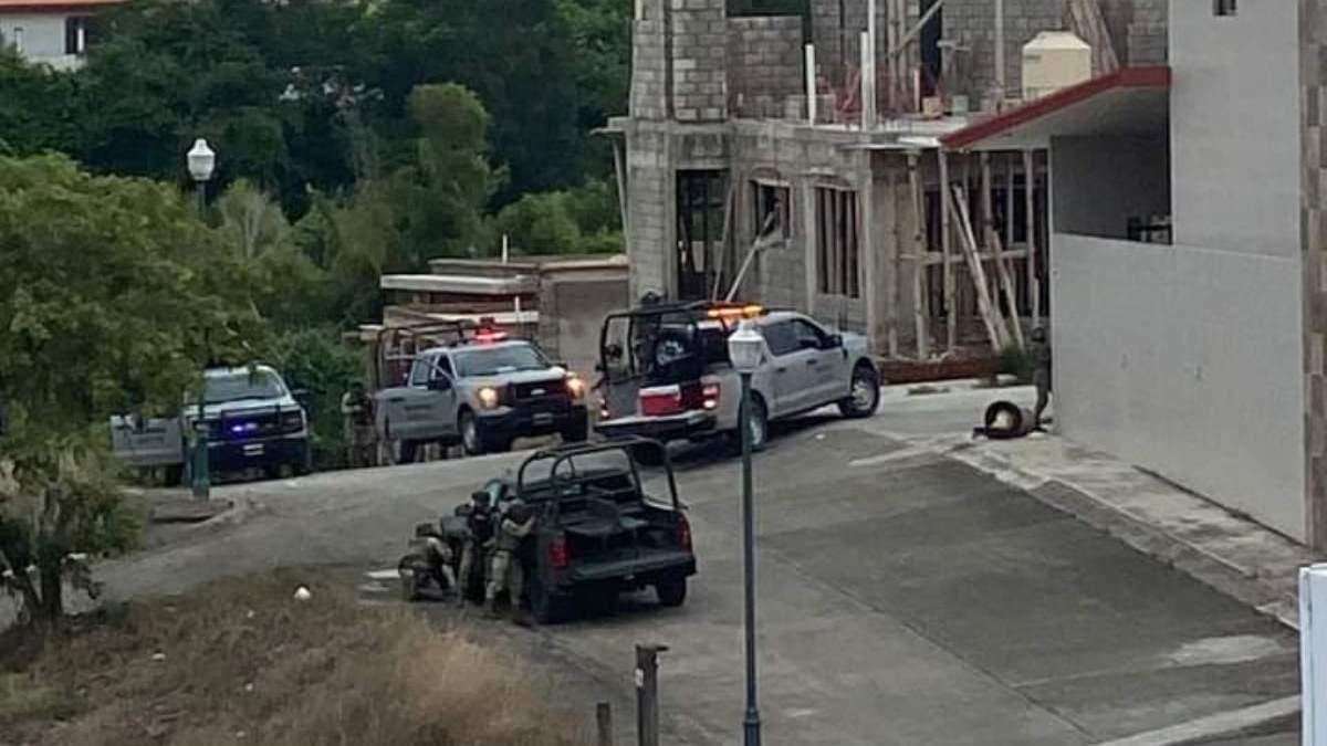 Soldados y policías durante la balacera