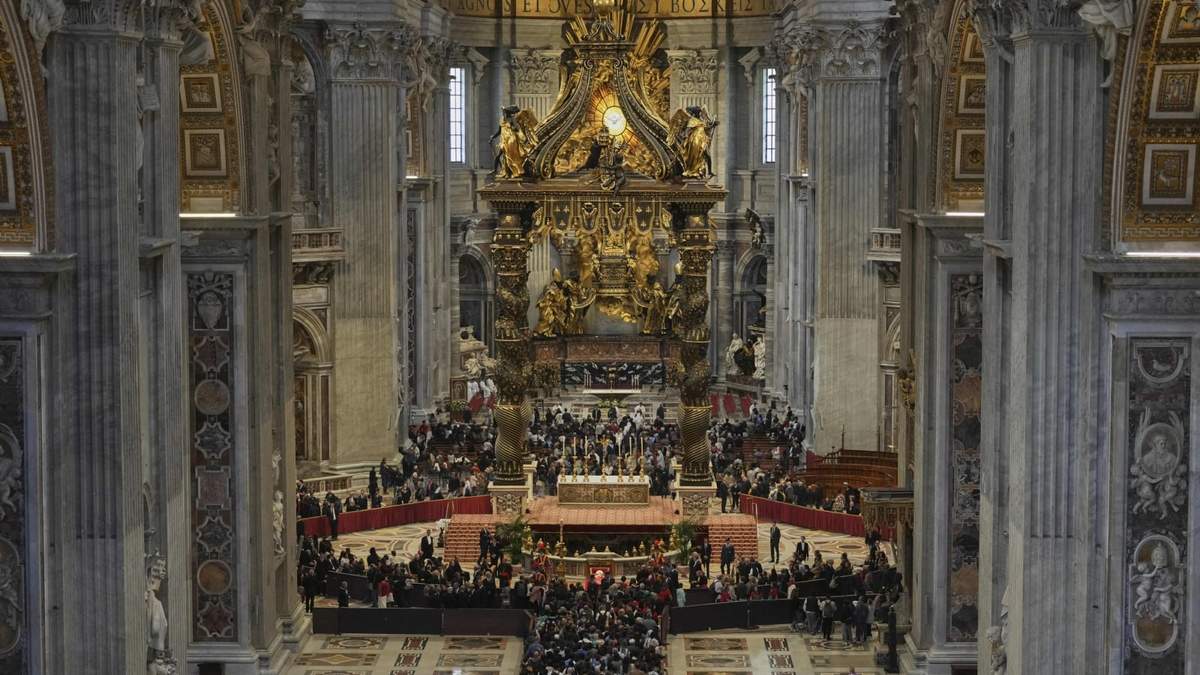 Fieles hacen fila para despedir al papa Francisco en la capilla ardiente instalada en el interior de la basílica de San Pedro, en el Vaticano, el 25 de abril de 2025