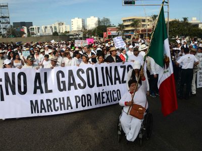 Convocan a boicot de pago de impuestos durante marcha en Guadalajara