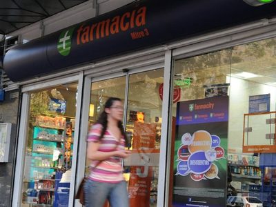 ¡Bajo sospecha! Acusan a Farmacity por el supuesto acopio ilegal del alcohol en gel