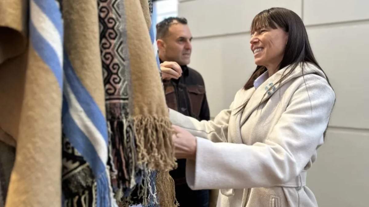 La ministra Julieta Corroza con uno de los artículos premiados. Fuente: (Neuquén Informa)