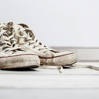 Con 2 ingredientes, el truco exprés para limpiar tus zapatillas y volverlas a usar pocos minutos después