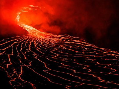 Erupcionó el volcán activo más grande del mundo en Hawái