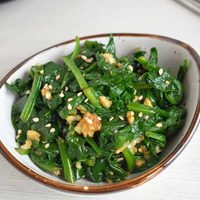Con muchos nutrientes: el plato de espinacas coreano que se hace en sencillos pasos