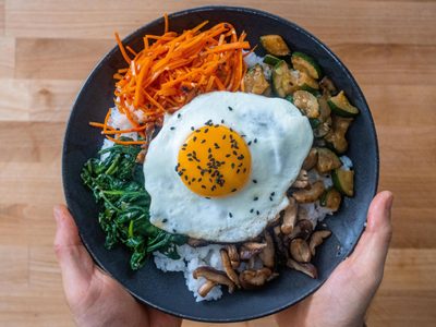 Ideal para el almuerzo: bibimbap, el plato colorido y muy saludable de la gastronomía coreana