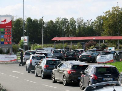 Trabajadores del petróleo de Francia votan por continuar con el paro