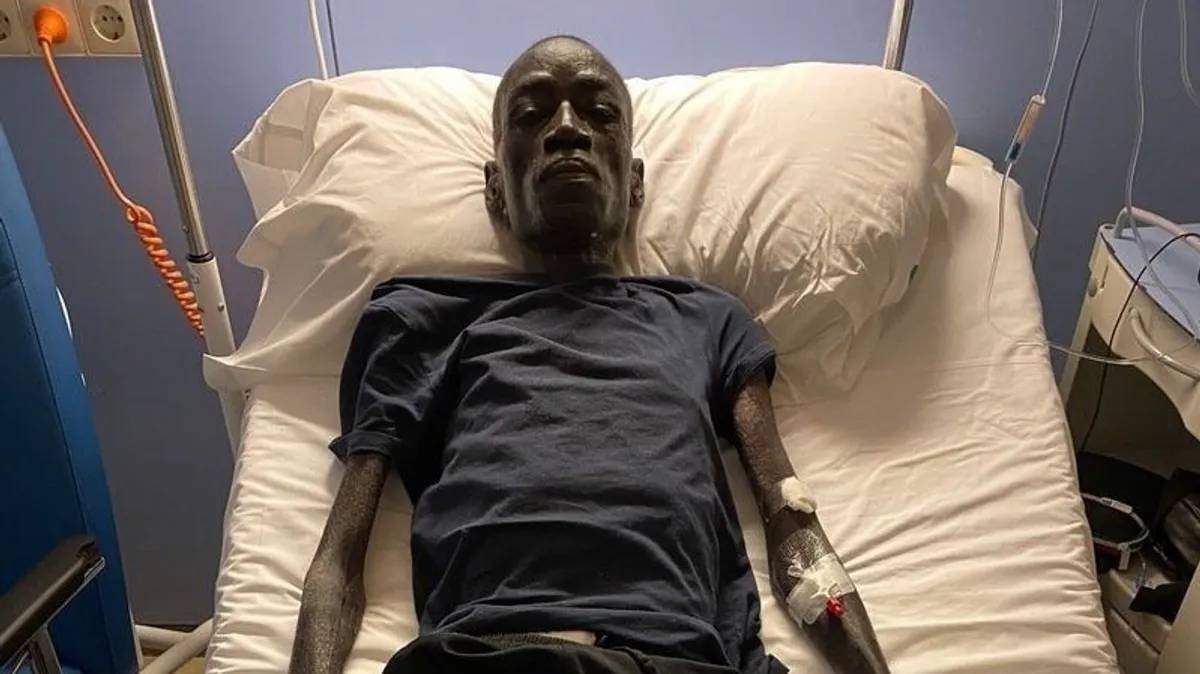 El senegalés Ablaye Mboup aguarda en el hospital para ver a s su hijo