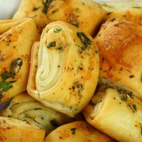 Preparate para el mate sin gastar de más y hacé estos pancitos de ajo en simples pasos