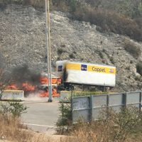 Normalistas queman dos vehículos de Coppel y dos remolques de la Policía de Guerrero