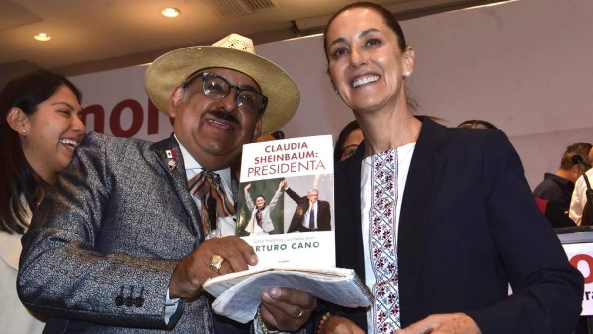 Claudia Sheinbaum con "Lord Molécula"