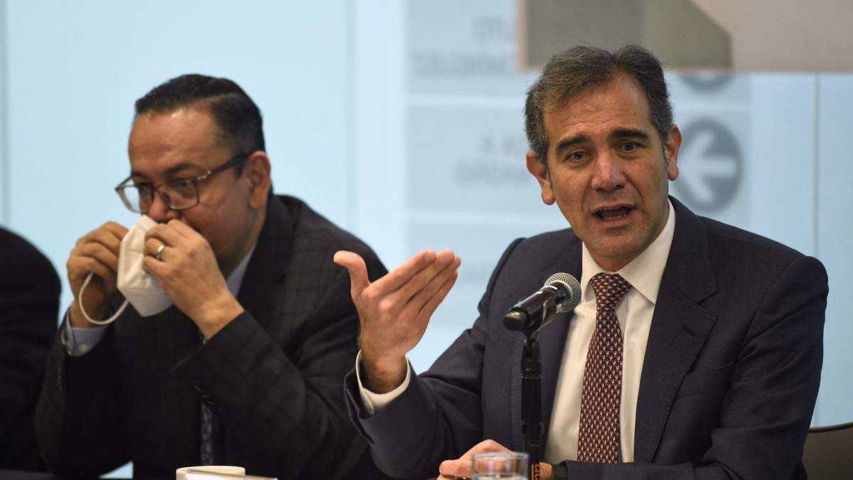 El consejero presidente del Instituto Nacional Electoral (INE), Lorenzo Córdova, en reunión con senadores
