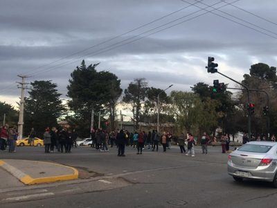 Trabajadoras de Desarrollo Social volvieron a la ex ruta 22 y solicitaron la renuncia de autoridades