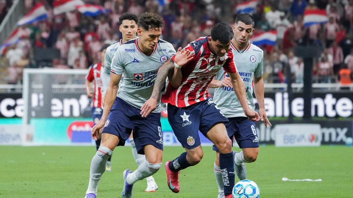 Cruz Azul vence 2-1 a Chivas y mantiene su invicto