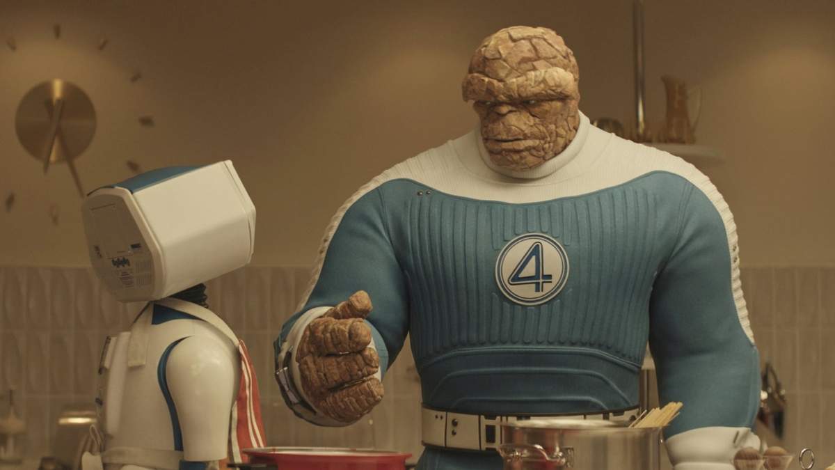 Esta imagen publicada por Disney muestra a HERBIE, a la izquierda, y La Cosa, interpretada por Ebon Moss-Bachrach, en una escena de "Los cuatro fantásticos: primeros pasos"