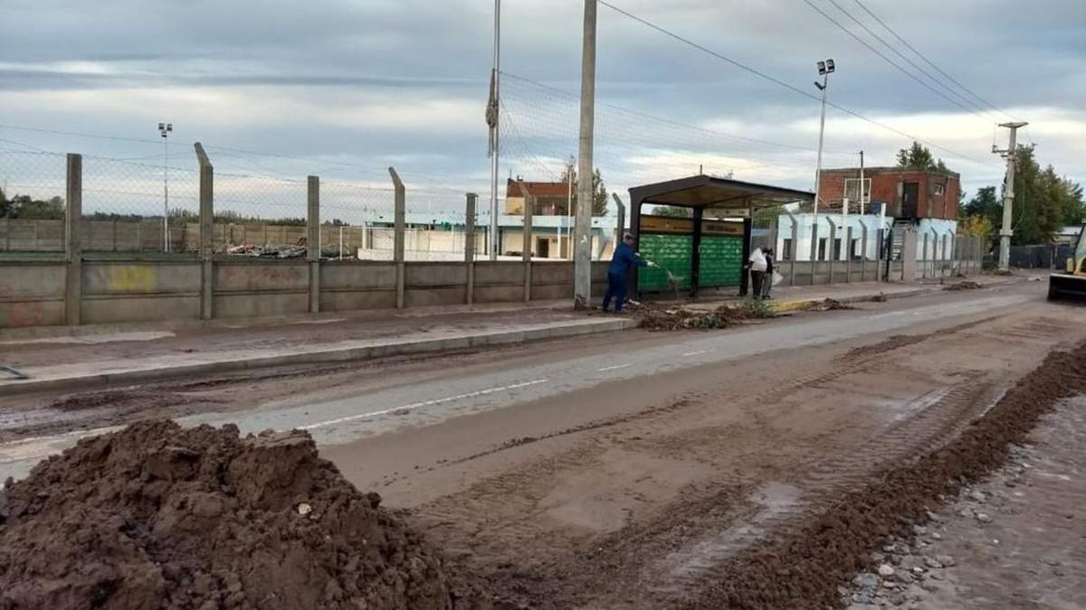 Trabajadores de Servicios Públicos trabajan en las calles de Neuquén Capital. Fuente: (Twitter)