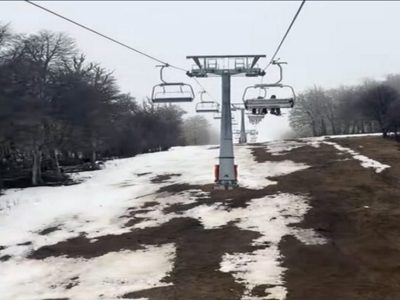 La escasez de nevadas en el Cerro Chapelco afecta al turismo en San Martín de los Andes