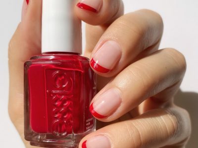 Manicura francesa en color granate: cómo renovar un clásico del nail art en simples pasos