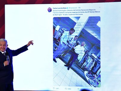 AMLO critica a Loret de Mola por exhibir al comisionado del INM de "compras" en tienda de lujo de EU