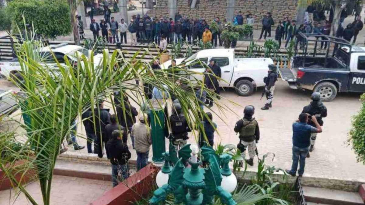 Pobladores de Santiago Textitlán mantienen retenidos a elementos de la GN, policía y Fiscalía estatal.