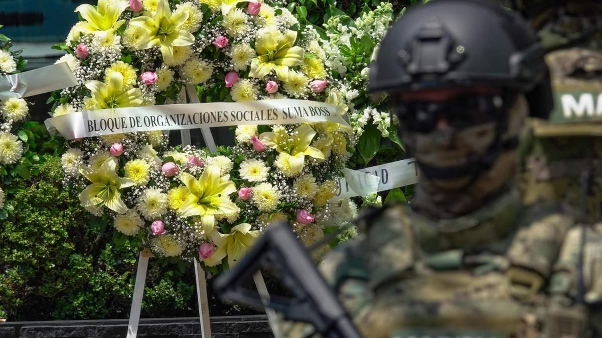 Un elemento de la Marina en la funeraria donde fueron velados Ximena Guzmán y Jorge Muñoz