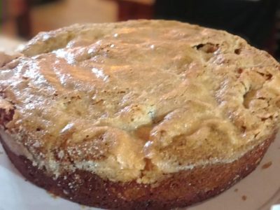 Con 2 huevos, manzanas y 1 pera: prepará esta exquisita torta matera para la hora de la merienda