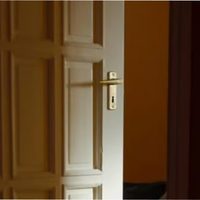 Qué dice la psicología de las personas que cierran la puerta antes de irse a dormir