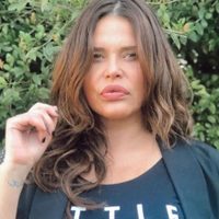 A sus 48 años, Nazarena Vélez se mantiene a la moda con su colección de bikinis