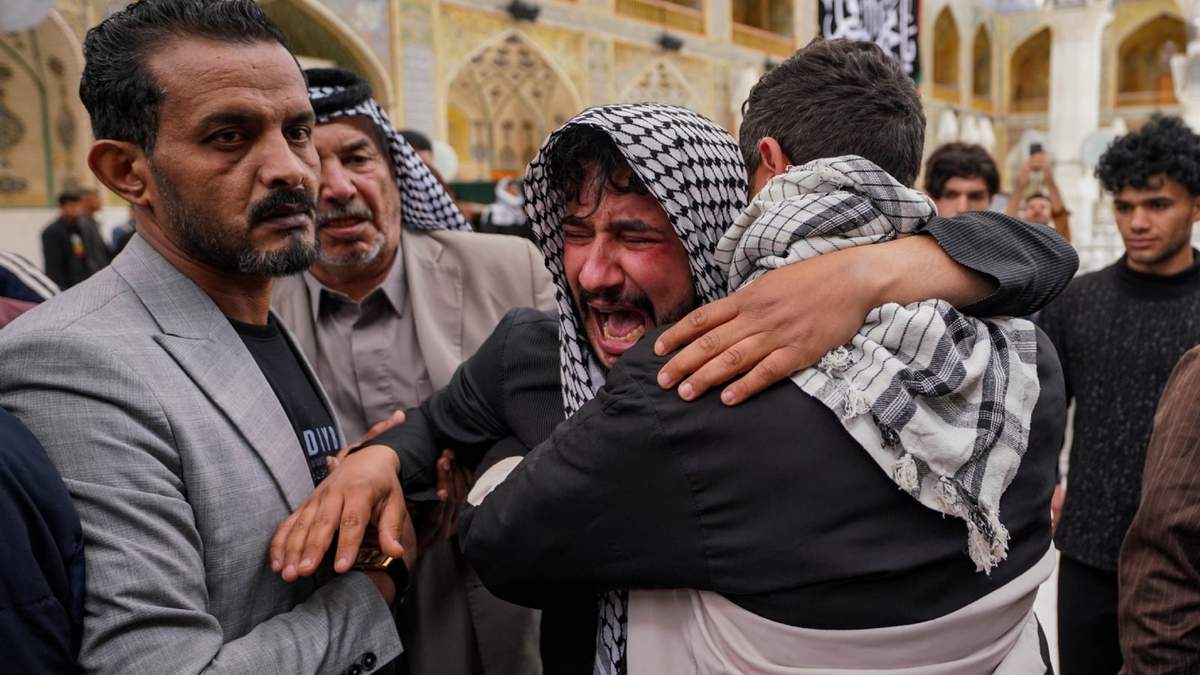 Familiares lloran la muerte de un soldado iraquí en un ataque a una instalación militar en la provincia de Anbar, en el oeste de Irak, en el interior del santuario del imán Ali en Najaf, Irak, el 26 de marzo de 2026